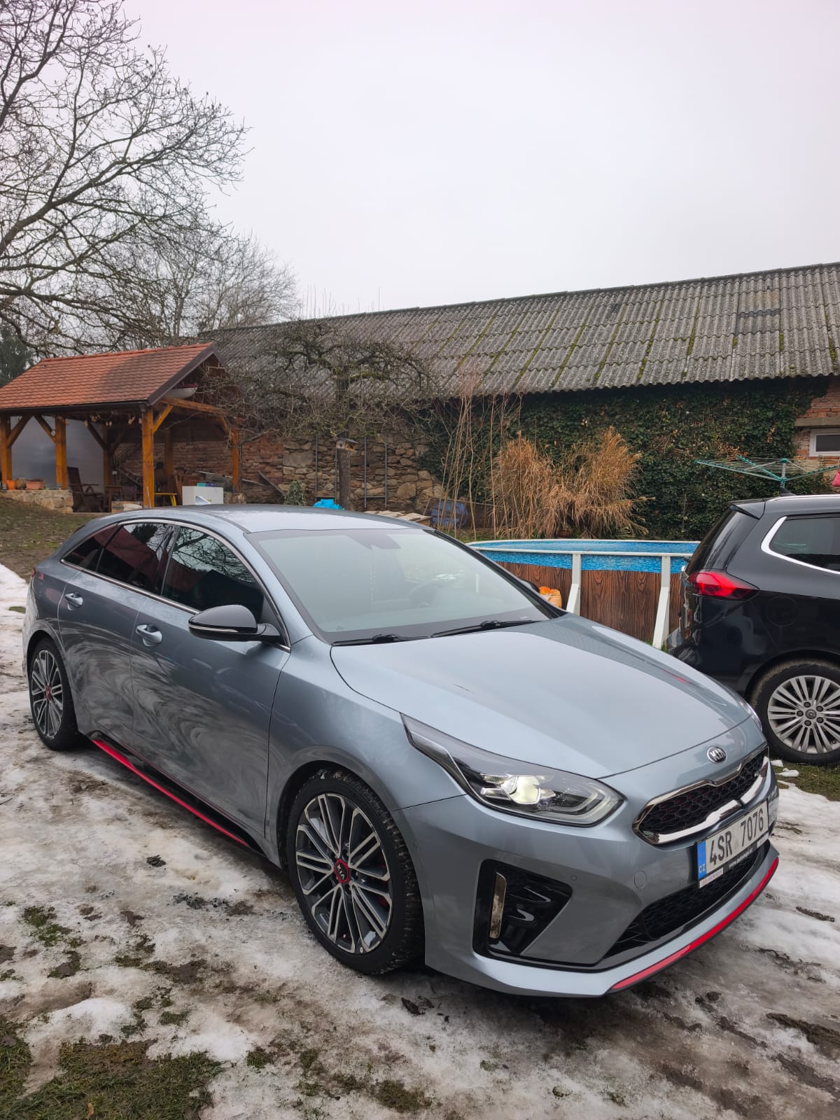 Sportovní sedan exteriér