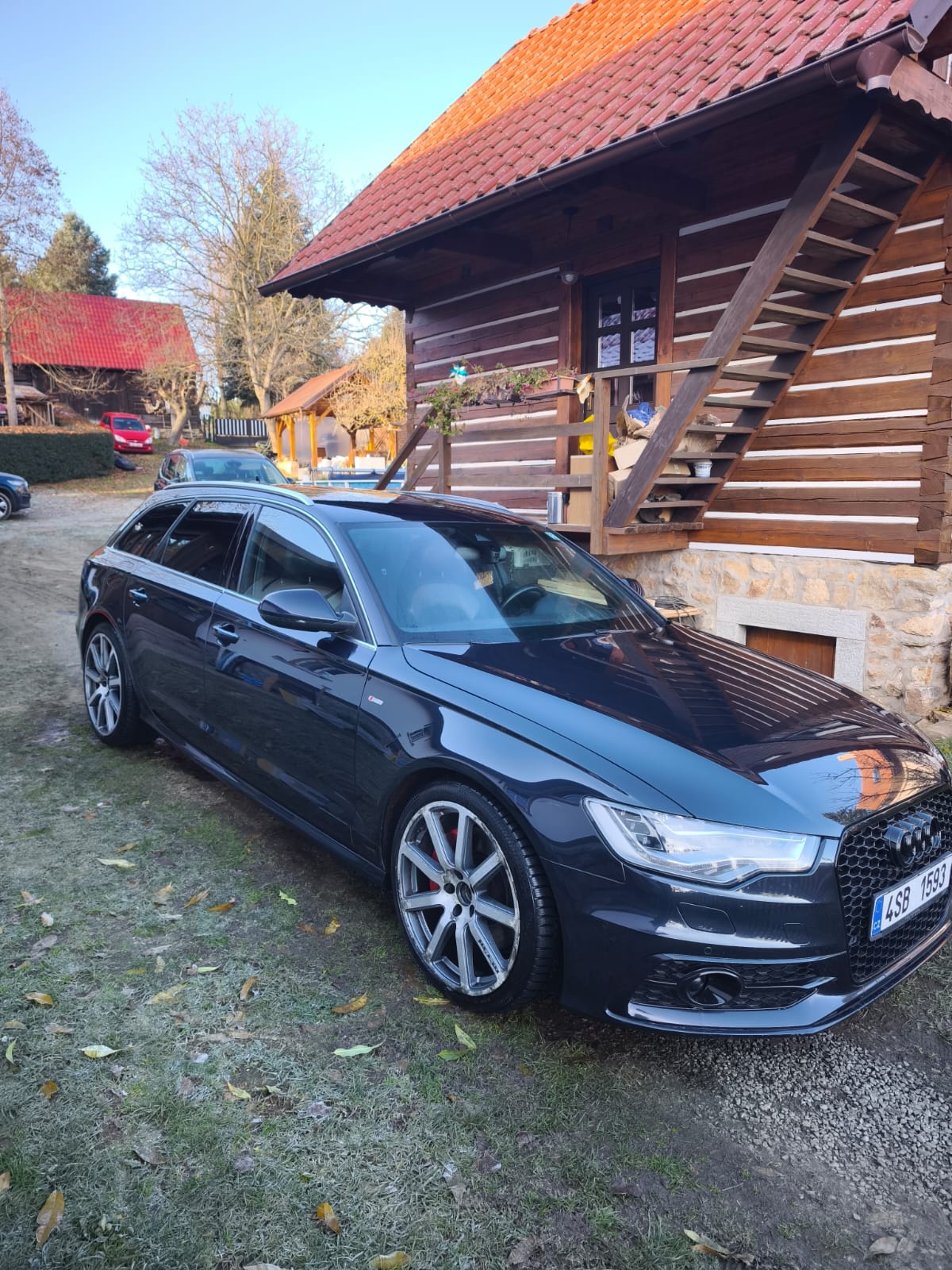 Boční pohled na vůz Audi