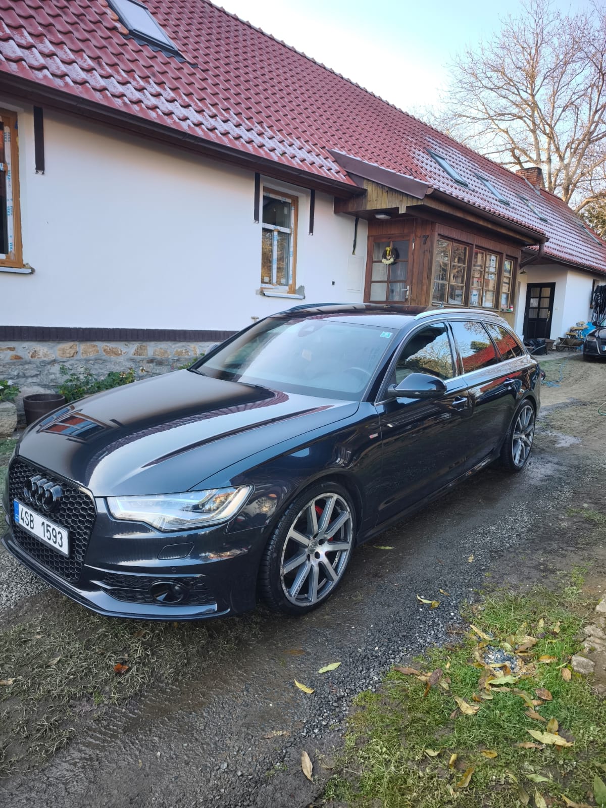 Audi parkované u domu